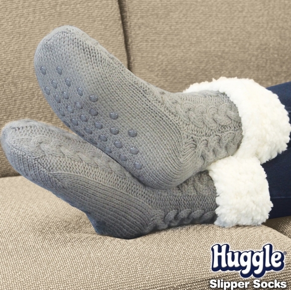 HUGGLE Fleece Slipper Crew Socks & Plush Blanket Scarf Set - Gray - Picture 3 of 10